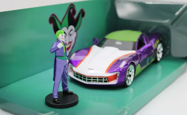 Jada Diecast Corvette Stingray Concept With Joker Figure - Image 3
