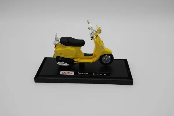maisto vespa lxv yellow - Image 2