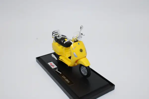 maisto vespa lxv yellow