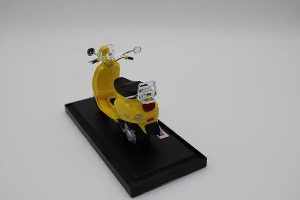 maisto vespa lxv yellow - Image 4