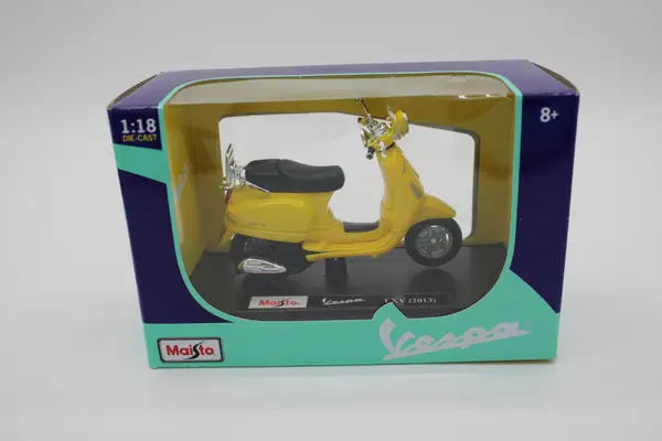 maisto vespa lxv yellow - Image 5
