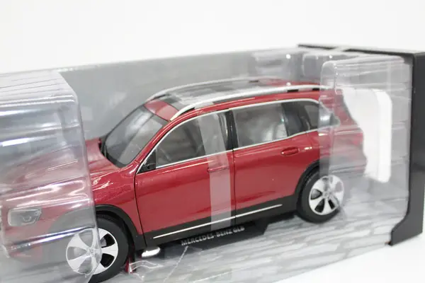 Solido Mercedes GLB Patagonie Red - Image 3