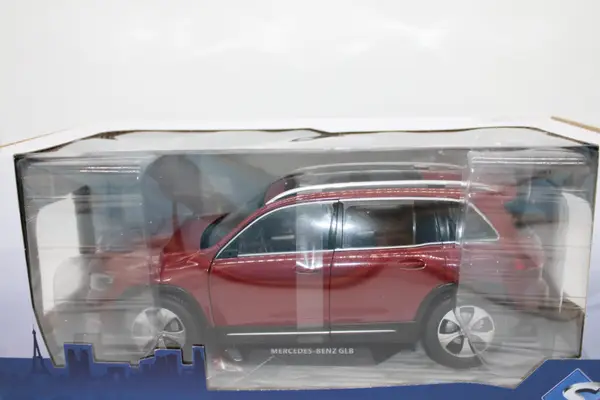 Solido Mercedes GLB Patagonie Red - Image 4