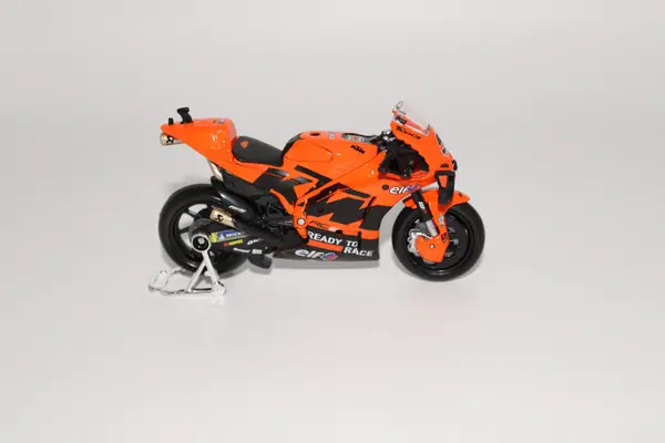 Maisto KTM RC Factory Racing Number 9 Danilo Petrucci - Image 4