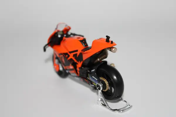 Maisto KTM RC Factory Racing Number 9 Danilo Petrucci - Image 3