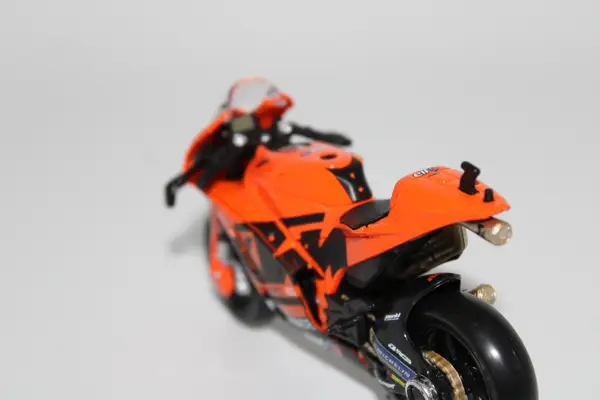 Maisto KTM RC Factory Racing Number 9 Danilo Petrucci - Image 5