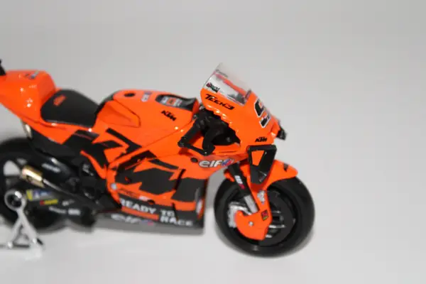 Maisto KTM RC Factory Racing Number 9 Danilo Petrucci - Image 6
