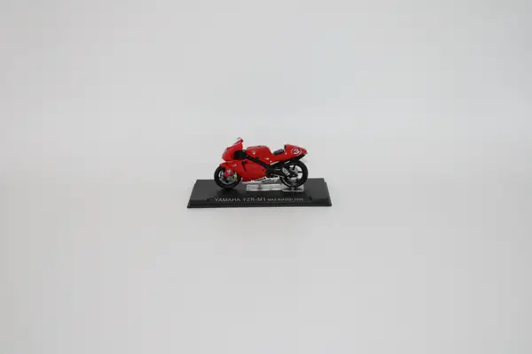 Deagostini Max Biaggi Yahaha YZR-MI Racing Motorcycle - Image 2