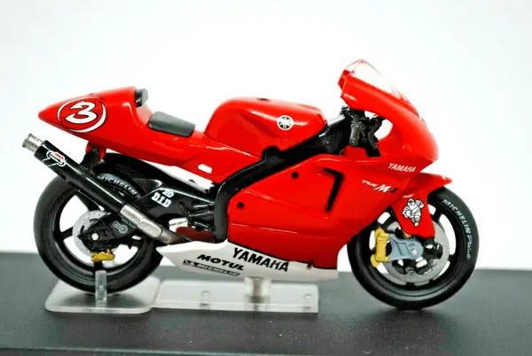 Deagostini Max Biaggi Yahaha YZR-MI Racing Motorcycle