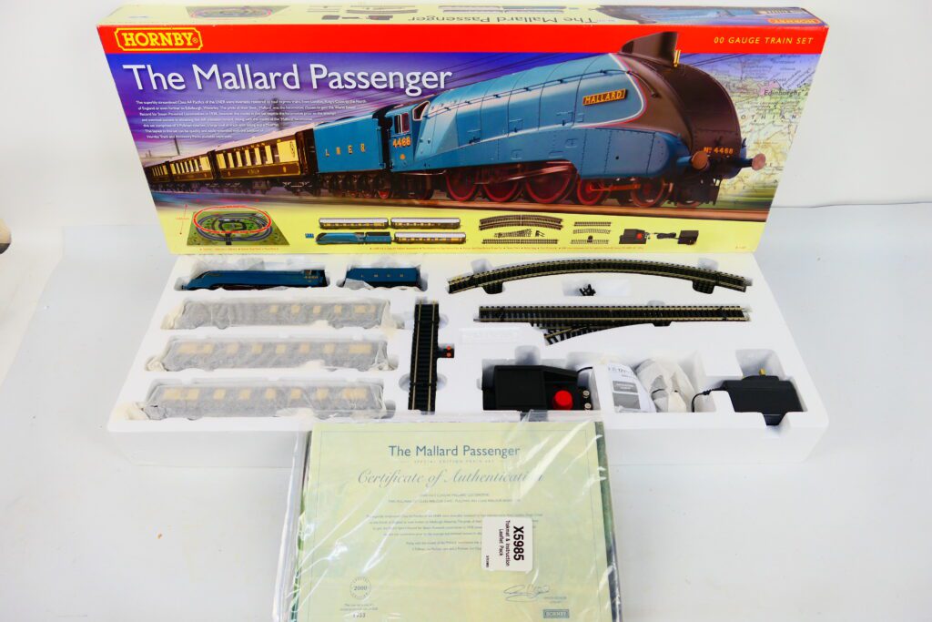 Hornby A boxed OO gauge The Mallard Passenger Set R1103 3b3f26fe-dc4a-4d18-81ba-b0b5010282ac