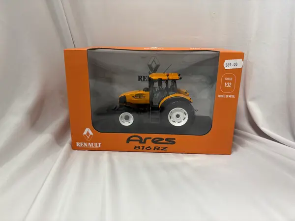 Universal Hobbies Renault Ares 816RZ Tractor