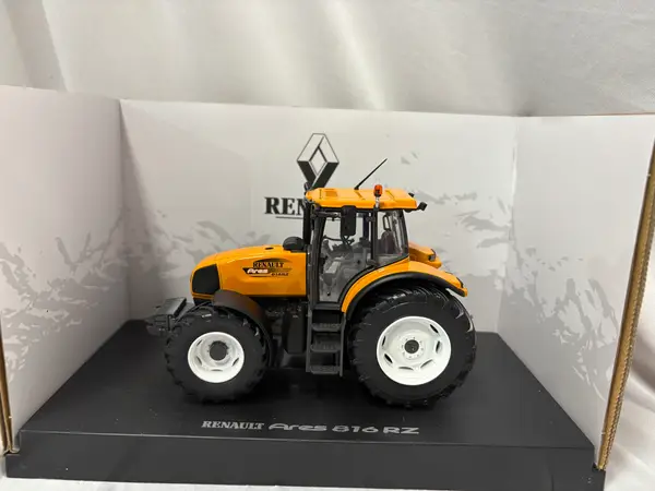 Universal Hobbies Renault Ares 816RZ Tractor - Image 2